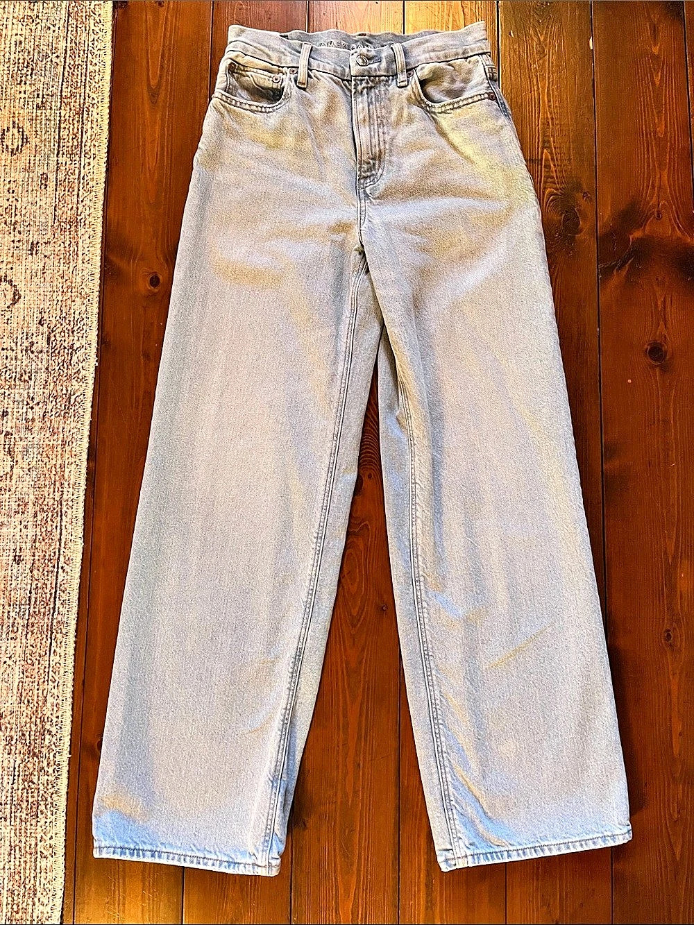 American Eagle AE High-Waisted wide leg Jeans in size 2